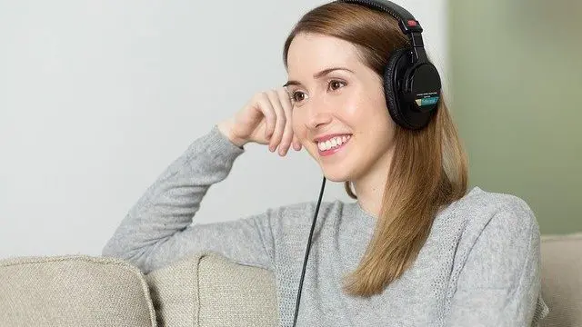 音楽を聴いている女性